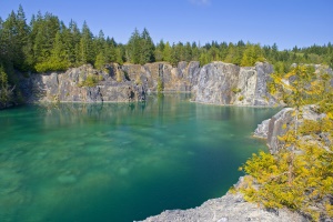 prachtig uitzicht op het glasheldere water | Harrison Hot Springs